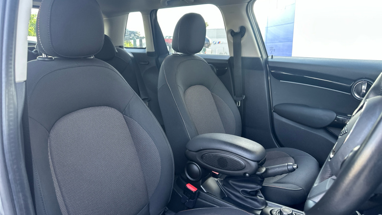 MINI Hatchback 1.5 Cooper Classic Premium 5dr Auto Petrol Hatchback